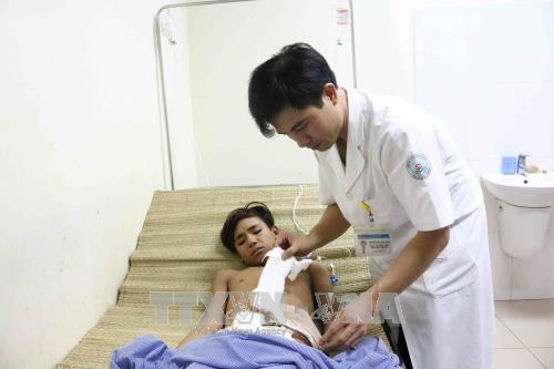 Cứu sống bệnh nhân bị đứt trực tràng do dao đâm ảnh 1